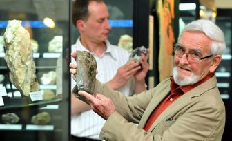 Fritz Prokop mit Exponaten aus Erz
