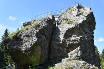 Geologischer Dienst unterstützt Geopark - Der Topasfelsen Schneckenstein bei Tannenbergsthal ist das bekannteste Geotop des Geo-Umweltparks Vogtland. 