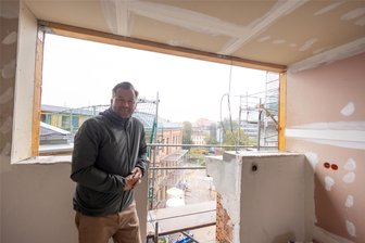 Georgengymnasium Zwickau: Umbau der alten Schule in ein modernes Wohnhaus geht auf die Zielgerade - Andreas Schröer in einer der künftigen Dachgeschosswohnungen im ehemaligen Georgengymnasium.