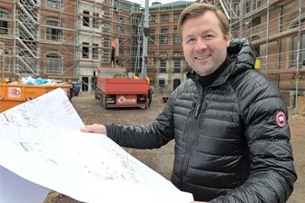Georgengymnasium Zwickau: Wie aus einer alten Schule ein modernes Wohnhaus wird - Andreas Schröer, Geschäftsführer der Georgenplatz Zwickau GmbH mit den Umbauplänen für das ehemalige Georgengymnasium. In dem Gebäude entstehen 49 Eigentumswohnungen.