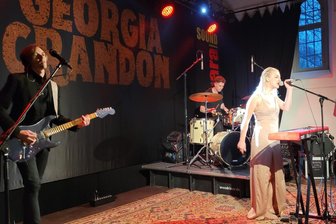 Georgia Crandon: Powerfrau von der Insel rockt die „Barbara“ in Lichtentanne - Georgia Crandon und Band begeisterte mit Retro-Pop in der Barbara.
