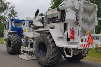 Geothermie-Projekt im Vogtland: Rüttel-Truck sucht perfekten Ort für Tiefenbohrung - Ein sogenannter Vibrotruck mit einer großen Rüttelplatte sendet Wellen bis in drei Kilometer Tiefe.