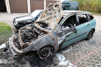 Geparkter Ford brennt in Chemnitzer Hinterhof - Ausgebrannter Ford in Chemnitzer Stadtteil Siegmar