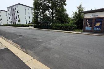 Geplant für 2027: Welche Straße in Reichenbach ausgebaut wird - Der Übergang zwischen gebauter und sanierungsbedürftiger Straße