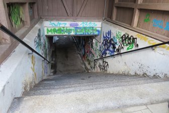 Geplante Arbeiten an der Bahnstrecke in Oelsnitz verschieben sich - Die Unterführung am Bahnhof will die Bahn zuschütten. t