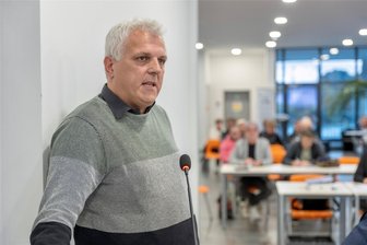 Geplante Entscheidung zum Waldbad Brunn im Auerbacher Stadtrat geplatzt: Das ist der Grund - Der ehemalige Stadtrat Karsten Jungnickel sprach sich bei der Bürgerfragestunde für das Waldbad Brunn aus.