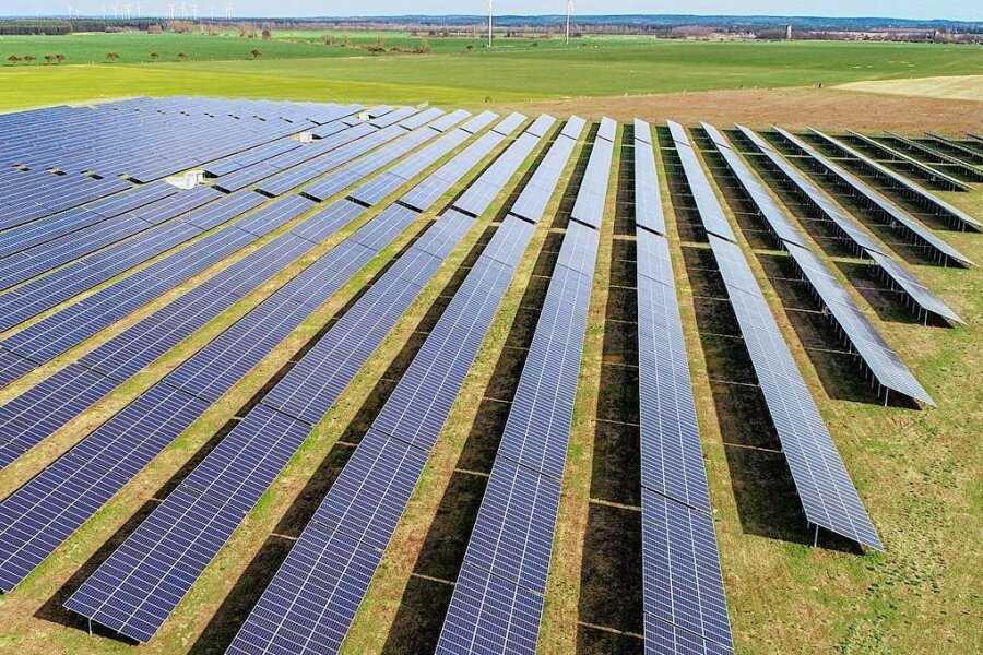 Geplante Fotovoltaikanlage in Lugau ruft Gegner und Fürsprecher auf den Plan - So muss man sich eine Freiflächen-Fotovoltaikanlage vorstellen (der abgebildete Solarpark befindet sich bei Berlin). Foto: dpa