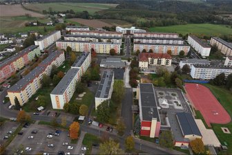 Geplante Millioneninvestition in Mittweida: Was Zuzügler am Neubaugebiet „Lauenhainer Straße“ schätzen - Das Neubaugebiet „Lauenhainer Straße“ - hier eine Drohnenaufnahme mit Blick in Richtung des DRK-Pflegeheims - soll attraktiver werden. Zuletzt wurde hier in den 1990er-Jahren saniert.