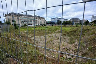 Geplante Neubauten am Tietz in Chemnitz: Leichte Verzögerung möglich - Investor hält an Plänen fest - Seit drei Jahren tut sich nichts in der Baugrube neben dem Tietz.