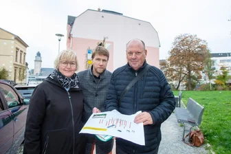 Geplante Outdoor-Fitnessanlage im Plauener Zentrum stößt bei Anwohnern auf Kritik - Stellten die Pläne für die Calisthenics-Anlage in Plauen vor: Grit Roth, Grünplanerin der Stadt Plauen, Markus Löffler, Fachbereichsleiter Bau und Umwelt, und Ulrich Giering, Fachgebietsleiter Bauordnung (rechts).