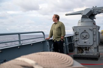 Geplante Stationierung von US-Raketen in Deutschland: Kritik aus den eigenen Reihen holt Pistorius im Pazifik ein - Verteidigungsminister Boris Pistorius auf der Fregatte „Baden-Württemberg“ vor Hawaii: Den SPD-Politiker holt die Debatte um Stationierungspläne von US-Raketen in Deutschland im Pazifik ein.