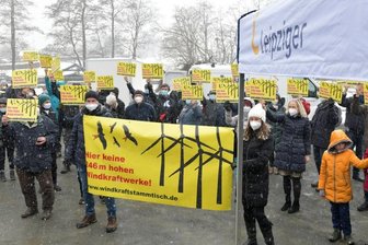Geplante Windkraftanlagen: Oberschöna ruft Verfassungsgericht an - Etwa 100 Anwohner brachten im März vorigen Jahres ihre Ablehnung zu dem Windkraft-Projekt bei Kleinschirma zum Ausdruck, für das die Stadtwerke Leipzig und ihr Partnerunternehmen aus Großschirma mit einem Infostand in dem Ortsteil von Oberschöna werben wollten.