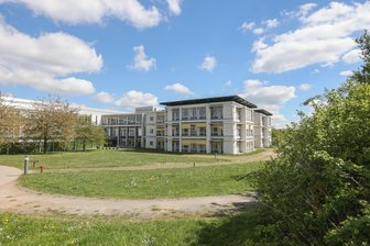 Geplanter Klinikverbund zwischen Klinikum Chemnitz und Diakomed-Krankenhaus Hartmannsdorf: Das ist bisher bekannt - Blick auf das Diakomed-Diakonissenkrankenhaus Chemnitzer Umland in Hartmannsdorf.
