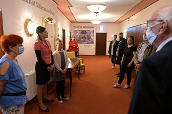Im Hotel Kreller machten Maika und Amélie (11) Kreller die Stadträte beim Rundgang auf ihre Situation aufmerksam