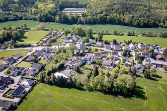Geplanter Radweg in Neukirchen sorgt für Eklat zwischen Bürgermeister und AfD-Gemeinderat - Zwischen der Adorfer Hauptstraße und der Sorgestraße soll ein neuer Radweg entstehen. Dafür will die Gemeinde Grundstücke kaufen.