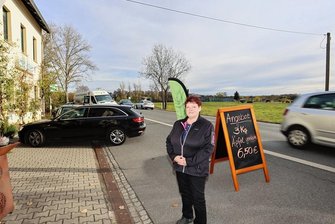 Geplanter Radweg zwischen Mülsen und Zwickau: Anwohner der B173 warnen vor Fehlplanung - Karen Menges vor dem Hofladen "Marienthaler Früchtchen" an der B 173: Direkt davor soll nach aktuellen Plänen der Radweg entlangführen. Dort ist es aber eng - wieso also nicht auf der anderen Fahrbahnseite?