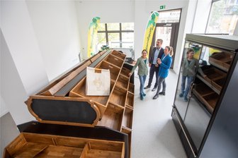 Geplanter Regionalladen in Plauen: Was es geben wird, wie es funktioniert, wann es startet - Betreiber des neuen Regionalkaufhauses wird Familie Schellenberg sein, hier Sylvia Schellenberg (links) und ihre Schwiegertochter Eyleen Eich von Eddys Natureis. Plauens Wirtschaftsförderer André Körner begleitete das Projekt.