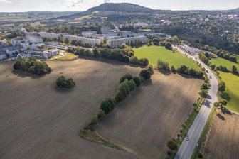 Geplanter Solarpark an Bundesstraße im Erzgebirge: Stadtrat soll über Ablehnung entscheiden - An der B 95 zwischen Wiesa und Annaberg-Buchholz soll ein Solarpark entstehen.