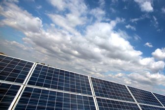 Geplanter Solarpark: Echo geteilt - Solar-Module in einem Energie-Park: Die Ökostrom-Erzeugung in Deutschland steuert auf einen neuen Rekord zu. Ob auch in Grünlichtenberg bald eine solche Anlage steht, wird derzeit noch diskutiert.