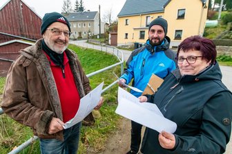 Geplanter Solarpark im Erzgebirge: Anwohner sammeln Unterschriften gegen das Vorhaben - Martin Voit (l.), Michael Ruscher und Petra Butter sammeln Unterschriften gegen einen geplanten Solarpark.