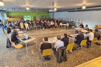 Geplanter Straßenbau in Jößnitz: Anwohner sind für den Erhalt von 43 Linden - Gut 60 Anwohner nahmen am Mittwochabend an der Sitzung des Ortschaftsrats im Gemeindezentrum Hasengrund teil.