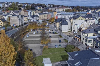 Geplanter Supermarkt in der Auerbacher Innenstadt: Stadträte äußern ihre Bedenken – ist der Bau jetzt vom Tisch? - Um die Fläche geht es: Auerbach will den Parkplatz an der Talstraße verkaufen, damit ein Investor einen Supermarkt bauen kann. Inzwischen äußern sich die Stadträte kritisch. Bleibt der Parkplatz erhalten?