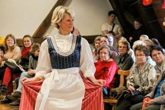 Geplanter Uttmann-Tanz findet Anklang - Modenschau: Die Frauensportgruppe der SG Hermannsdorf zeigte Modelle der PGH für erzgebirgisches Spitzenklöppeln Raschau aus der Sammlung von Sieglinde Hempel. 