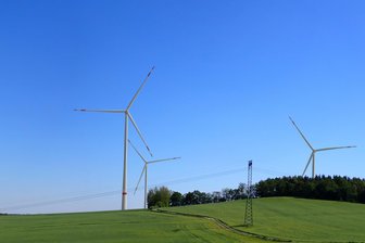 Geplanter Windpark Chemnitz-Altenhain: Wie Anwohner sich ein Windradteil kaufen und damit Geld verdienen können - So könnte es im Jahr 2028 auf dem Spitzberg aussehen.