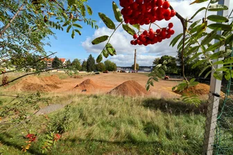 Geplantes Wohngebiet: Was tut sich auf dem ehemaligen Lichtensteiner Fußballplatz? - Derzeit sind regelmäßig Baufahrzeuge auf dem alten Hartplatz unterwegs. Doch mit Wohnungsbau haben diese Aktivitäten noch nichts zu tun.