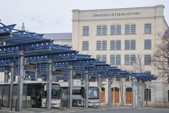 Geplatzter Umzug des Chemnitzer Busbahnhofs: Dicke Luft zwischen Uni und Rathaus - Der Chemnitzer Busbahnhof grenzt unmittelbar an die Bibliothek der Uni. Rathaus und Universität waren sich eigentlich schon vor Jahren einig, dass der Busbahnhof umziehen soll.
