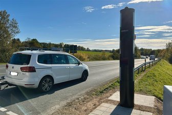 Gerade aufgestellt: Erste Attacken gegen neuen Blitzer von Auerbach - Der Blitzer an der Göltzschtalumgehung/b 169 in Rebesgrün wurde mehrmals mit Folie beklebt.