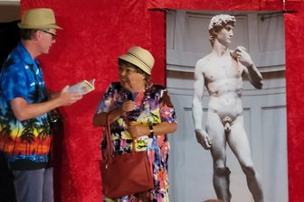 Geraer „Fettnäppchen“ geht auf Burg Schönfels baden - Eva-Maria Fastenau und Michael Seeboth in ihrer Rolle als Florenzbesucher.