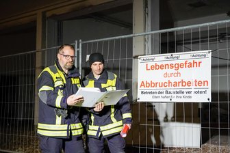 Gerätehaus im Erzgebirge weicht für Millionen-Neubau – Feuerwehr verspricht: „Wir sind einsatzbereit“ - Ortswehrleiter Ronny Rottluff (l.) und sein Stellvertreter Enrico Stache am alten Gerätehaus. Es wird für einen Neubau abgerissen.