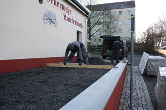 Gerätehaus in Lauterbach wird saniert - Derzeit werden die Gehwegplatten auf der Rampe zum Feuerwehrgerätehaus in Lauterbach verlegt.