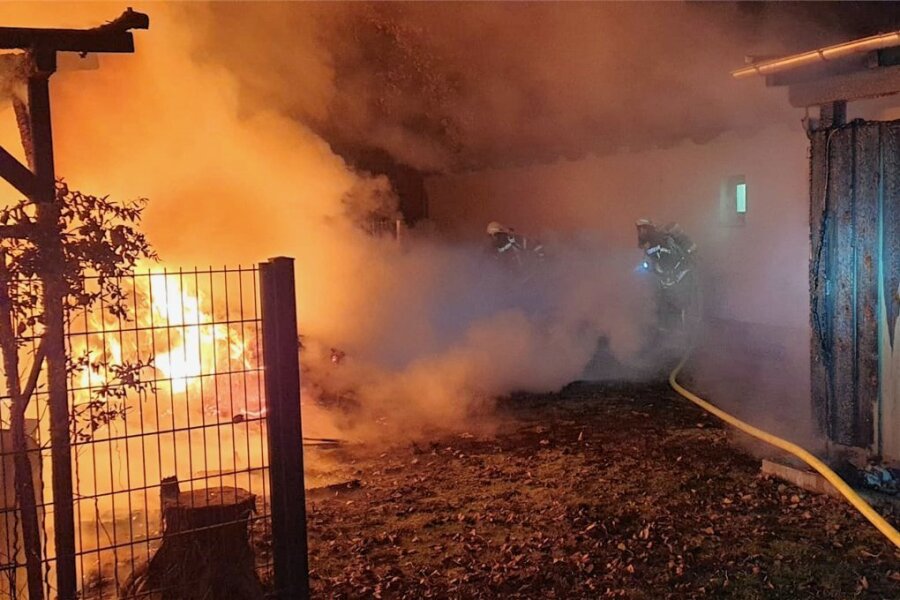 Geräteschuppen in Penig in Flammen - In der Nacht zu Dienstag brannte ein Geräteschuppen an den Kellerbergen in Penig. Die Polizei geht von Brandstiftung aus. 