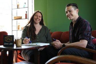 Geräucherte Cocktails und Torte: Paar erfüllt sich Traum vom eigenen Café im Erzgebirge - Kira und Julian Leißing bei den letzten Vorbereitungen für die Café-Bar-Eröffnung.