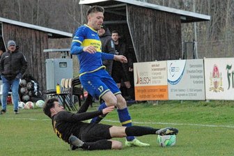 Gerechtes Remis nach zäher Fußballkost - Kevin Schulze vom Hainichener FV (r.) konnte seine Torjägerqualitäten am Sonntag nicht wie gewohnt zeigen. Hier wird der HFV-Kapitän vom Geringswalder Gino Rausch abgegrätscht.