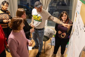 Gereinigt, aber weiter umstritten: Streit um neue Stolpersteine in Limbach-Oberfrohna - Robert Weis (Mitte) leitete gemeinsam mit Anna Schüller (rechts) die Diskussionsrunde zur geplanten Neuverlegung der Stolpersteine.