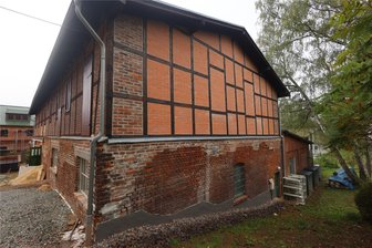 Gerettet: Historisches Gebäude am Heimat- und Bergbaumuseum Reinsdorf vor Verfall bewahrt - Die vom Einsturz bedrohte Mauer am Nordbereich des Bad- und Mannschaftsgebäudes ist nun ausgebessert worden.