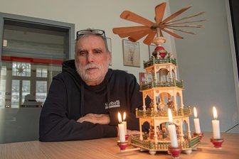 Gerettet im Handwagen aus dem brennenden Dresden: Oelsnitzer Pyramide erinnert an dramatische Familiengeschichte - Matthias Nagel hält die Pyramide in Ehren, die einst seine Großmutter bei der Flucht aus Dresden rettete.