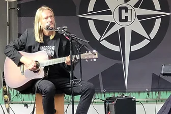 Gerhard Gundermanns Erbe im Alten Gasometer in Zwickau: Intimitäten mit Gitarre - Christian Haase begeisterte das Publikum im Sommergarten des Gasometers.