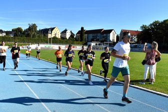 Gerhard Häfele aus Mittweida läuft allen davon – 101 Runden für die Hospizdienste - Gerhard Häfele (vorn) brachte das beste Laufergebnis auf die Tartanbahn des Stadions.