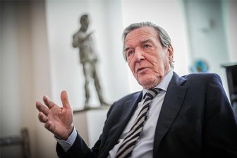 Gerhard Schröder wird 80: Staatsmann, Dickkopf, Egoist - Nach oben geschafft hat es Gerhard Schröder auch deshalb, weil er wie kaum ein anderer Politiker Menschen bei Fernsehauftritten für sich einnehmen konnte. Der CDU-Politiker Helmut Kohl weigerte sich 1998, mit seinem SPD-Herausforderer Schröder in ein TV-Duell zu gehen.