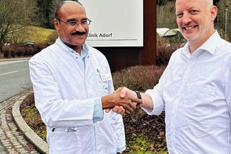 Geriatrie mit neuem Chefarzt - Chefarzt Dr. Jean Eddy Berry (links) und Klinikmanager Jan Müller