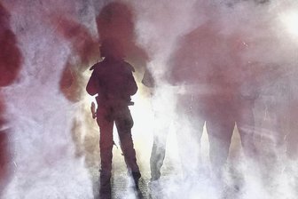 Gericht bestätigt Demoverbot in Leipzig an "Tag X" - Ein Polizist im Pyronebel. Bei den linken Demonstrationen kam es am Mittwoch und Donnerstag auch zu Straftaten.