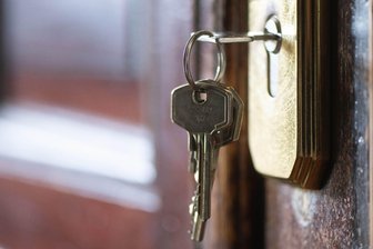 Gericht: Ehe bleibt Bedarfsgemeinschaft trotz zwei Wohnungen - Zwei Adressen reichen nicht: Das Sozialgericht Hannover sieht eine Bedarfsgemeinschaft, wenn die Ehe nach außen erkennbar weiter besteht – inklusive Kinderbetreuung und Wohnungsschlüssel.