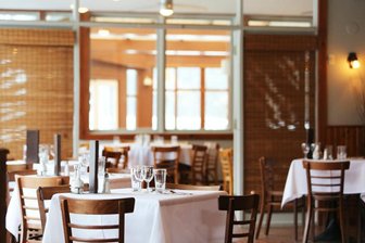Gericht in Tschechien kippt 2G-Regel in Gaststätten und Hotels -