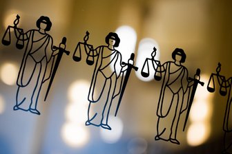 Gericht: Keine härtere Strafe wegen ausländischem Pass - OLG Köln: Kein härteres Urteil nur wegen fehlendem deutschem Pass – Herkunft darf bei der Strafzumessung nicht zählen.