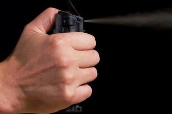 Gericht: Polizist muss um Job bangen - Mit Pfefferspray ging ein Polizist gegen einen vermeintlichen Stalker vor. Das Spray stammt aus Polizeibeständen, war aber abgelaufen. Deswegen durfte es der Mann zuhause haben - jedoch nicht einsetzen. 