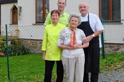 Gericht seit 70 Jahren Renner in Gippenschänke - Drei Generationen vereint vor der Gippenschänke: Astrid, Martin, Johanna und Thomas Koch (von links). 